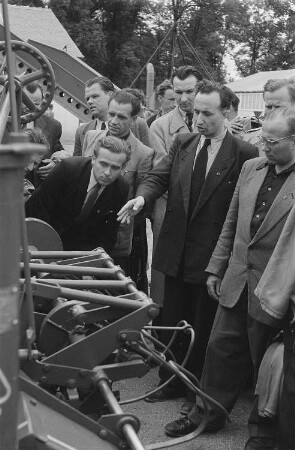 Besucher der Landwirtschaftsmesse betrachten Landmaschinen