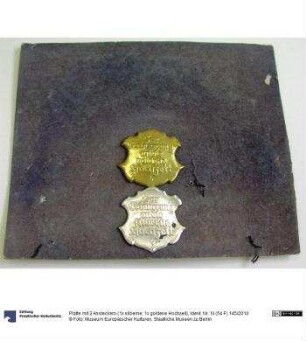 Platte mit 2 Ansteckern (1x silberne; 1x goldene Hochzeit)