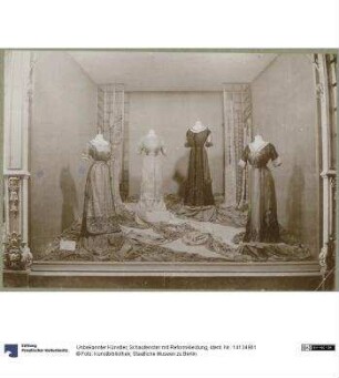 Schaufenster mit Reformkleidung