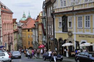 Neruda-Gasse : Blick in die steil abfallende Neruda-Gasse unterhalb des Hradschin. Aufgenommen in Prag am 31. Juli 2009