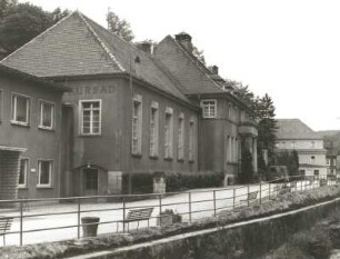 Berggießhübel (Bad Gottleuba-Berggießhübel), Badstraße (Sebastian-Kneipp-Straße) 10. Kneipp-Kurbad (Kulturhaus, um 1930). Straßenansicht von Norden über die Gottleuba auf Verwaltungsbau und Hauptgebäude