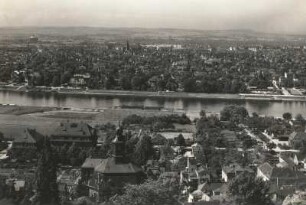 Dresdner Land. Blick von der Loschwitzhöhe über Elbe, Blasewitz, südöstliches Dresden gegen Räcknitzhöhe und Windberg