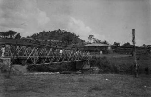 Brücke : Eisenbrücke über den Lokundje, dahinter Dorf der Lolo.