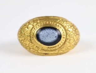 Goldener Ring mit ziseliertem Federmuster