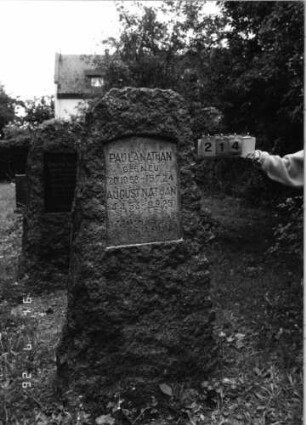 Grabstein 214 [Hahn S. 85/86 Grab-Nr. 367/68]