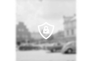 Firma [Name maskiert] Hindenburgstraße: Elektrohandel: Abriss: links Wohn- und Geschäftshaus mit Haushaltswarengeschäft [Name maskiert] links Drogerie und Fotogeschäft Purnhagen: vorn Marktplatz mit parkenden Pkws: im Hintergrund Mitte Volkshochschule [ehemaliges Kernsches Internat]