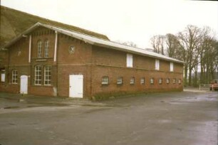 Hauptstraße 40: Barsbütteler Hof: giebelständiges Stallgebäude: links daneben Fachwerkhaus mit Reetdach [angeschnitten]