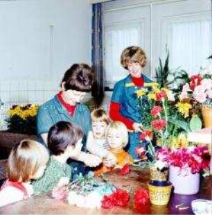 Kinder der Kinderkombination Karl-Marx-Stadt fertigen Blumengestecke