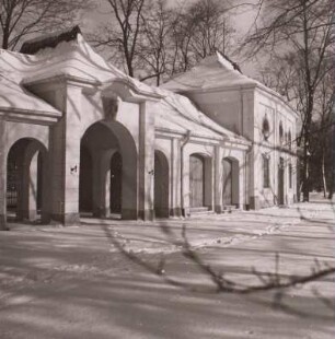 Freilichtbühne "Junge Garde", Großer Garten Dresden, Eingang im Winter : Dresden, Großer Garten. Freilichtbühne "Junge Garde" (1953-1955; Herbert Schneider, Kurt Röthig, Hans Konrad, Lothar Thiel, Heinz Hirsch)