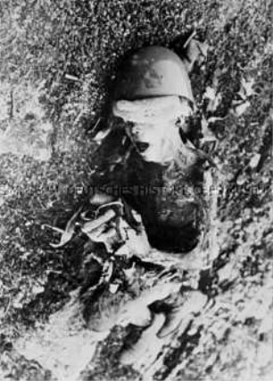 Leiche eines Soldaten nach dem Landungsversuch der Allierten bei Dieppe an der französischen Kanalküste