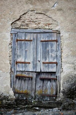 Frankreich. Limousin. Correze. Segur le Chateau. Verfallene Eingangstür