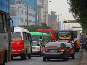 Lima - Verkehrsstau : Permanenter Verkehrsstau in der City. Aufgenommen am 7. September 2011 in Lima