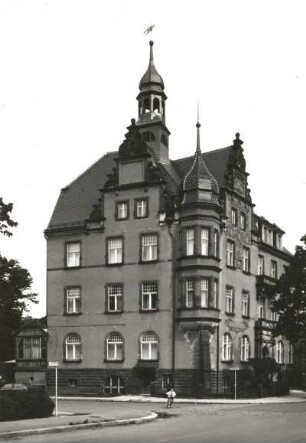 Dresden-Leuben. Rathaus (Ortsamt Leuben), Hertzstraße 63. 1900/01; G. Hänichen. Eckansicht