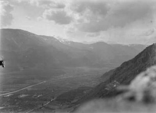 Talblick : Italien. Südtirol. Blick von Ruine Greifenstein bei Bozen auf das Etschtal mit Ruine Neuhaus bei Terlan (rechts)