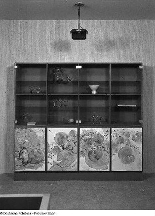 Anbaustrecke : Leipzig. Leipziger Herbstmesse, 1983. Studio-Design. Anbaustrecke. Holz, folienbeschichtet (1983; VEB Möbelkombinat Dresden-Hellerau)