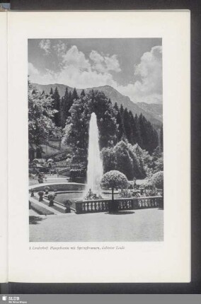 3. Linderhof. Hauptbassin mit Springbrunnen, dahinter Linde