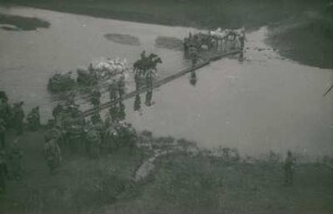 Zweiter Weltkrieg. Frontbilder. Sowjetunion. Infanteristen beim Durchqueren eines Flusses