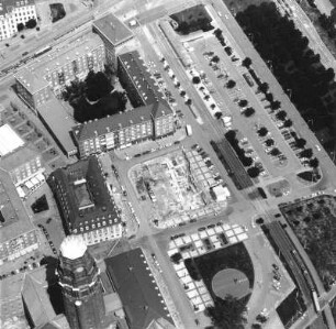 Dresden-Altstadt. Kreuz-, Gewandhaus-, St. Petersburger-, Wilsdruffer und Ringstraße mit Rathausturm, Gewandhaus und Grabungsfläche am Gewandhaus (Stadtmauer). Luftbildschrägaufnahme von Südwesten