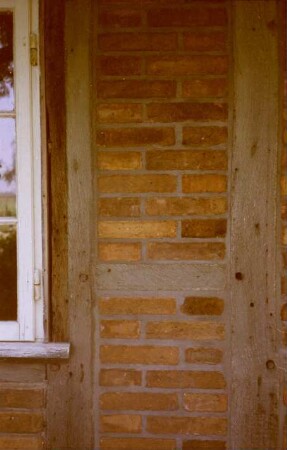 Beimoorweg (47): Fachwerkhaus mit Reetdach: bei Renovierung: Detailaufnahme: Gefache mit Ausmauerung, Fensterrahmen