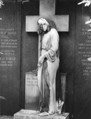 Johannisfriedhof, Wehlener Straße : Dresden-Tolkewitz. Johannisfriedhof, Wehlener Straße. Grabmal