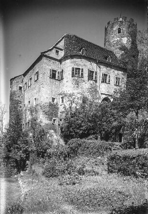 Burg Scharfenstein, Ansicht von Südosten mit Torhaus und Bergfried