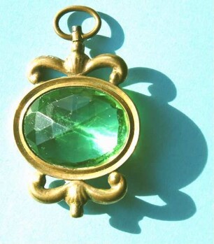 Uhrenschlüssel (Uhrenschlüssel mit grünem Glasfluß)