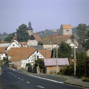 Rohr. Ortsansicht mit Torturm und Pfarrkirche St. Michael. Blick nach Nordwesten