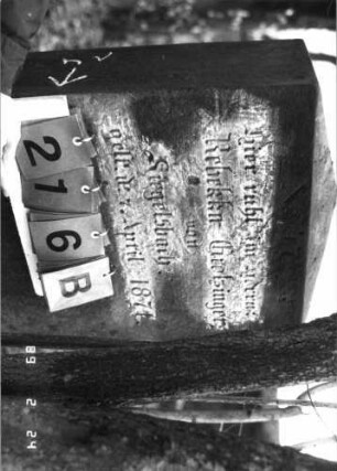 Grabstein 216 (Index: 99752103) Material: Sandstein Zustand: leicht verwittert Maße HxBxT: 144x47x25 cm Beschreibung: Stele, Sockel, obeliskenartiger Abschluß, Schriftfeld eingetieft m. Rundbogenabschlu Symbolik: Stern: Grabstein 216B