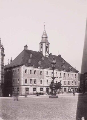 Annaberg, Rathaus, Ansicht von Westen, davor Kandelaber mit Straßenlaterne