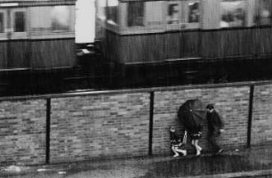 Straßenszene am S-Bahnhof Nöldnerplatz (Blick aus der Wohnung des Fotografen bei einem Regenschauer)