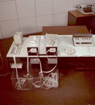 Dresden. VEB Kombinat ILKA Luft- und Kältetechnik Dresden. Lochbandstation mit Doppel-Lochbandleser 303, links der Lochbandstanzer