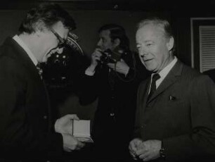 Joachim Henkel, Heinz Rühmann. Ehrenmedaille der Filmwirtschaft