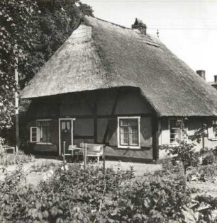 Wustrow, Fischerhaus mit Reetdach