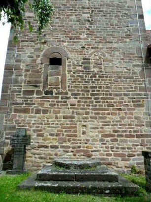 Evangelische Kirche - Kirchturm von Süden (romanisch gegründet) mit altem Eingang im ersten Mittelgeschoß (vermauert) sowie Werksteinen im Mauersteinverband in Übersicht