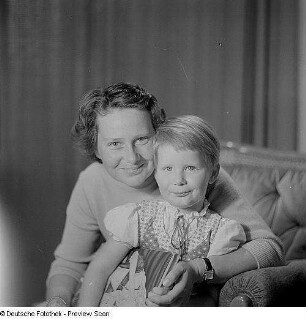 Porträt der Lichtbildnerin Hildegard Jäckel mit einem Mädchen