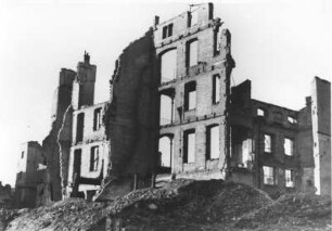 Hamburg-Altona. Pepermölenbek (nordd. "Pfeffermühlenbach"). Zerstörte Gebäude und viele Trümmer. Das Resultat der schweren Bombardierungen während der Operation Gomorrha 1942/43