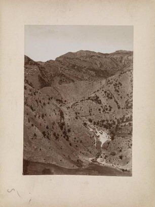 Quelle : Abdachung im Zagros-Gebirge mit der Quelle eines Flusses.