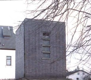 Schützenstraße 1: Trafostation: Teilansicht oben: im Hintergrund Häuser