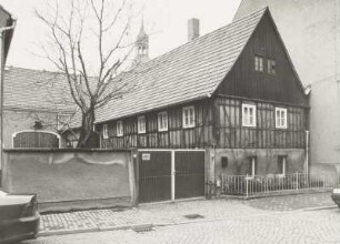 Radeburg, Gehöft : Radeburg. Gehöft. August-Bebel-Straße 8. 18. Jh beg., 19. Jh. Scheune. Straßenansicht