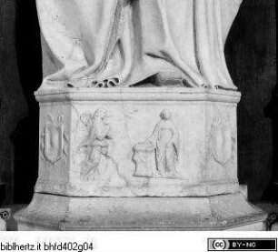 Madonna delle Neve, Sockelrelief mit Verkündigung und Wappen
