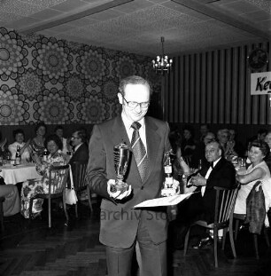 Verein Oldesloer Kegler e.V.: Kegel-Stadtmeisterschaft 1977: Stadtmeister im Herrenwettbewerb Walther Philipp mit Pokale und Urkunde