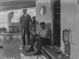 Zimmermann und Bootsmann : Portraits von zwei Mannschaftsmitgliedern auf Deck des Dampfers Usambara