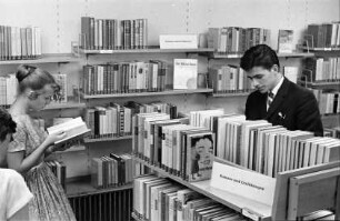 Freiburg: Städtische Volksbücherei, Jugendliche betrachten Bücher