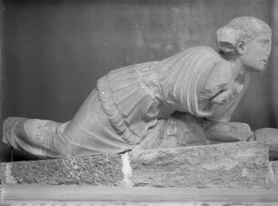 Westgiebel, B: Alte Frau