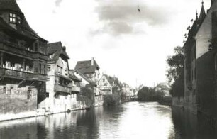 Nürnberg, Wohnhäuser : Nürnberg. Häuser an der Pegnitz. Blick von der Spitalbrücke, Blick flußauf zur Kleinen Insel Schütt