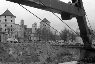 Stuttgart: Baugrube am Karlsplatz, Hintergrund Altes Schloss