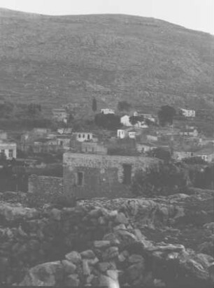 Dorfbild : Blick in das Dorf Apostoliano; dahinter kahle Berglehne.