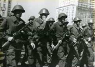 Kampfgruppen bei einer Parade am Straußberger Platz