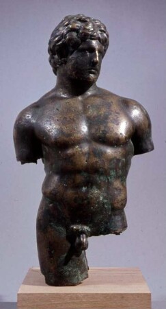 Fragmentierte hellenistische Bildnisstatuette eines Herrschers als Heros