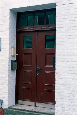Königstraße 21: Alte Mädchenschule [ehemalige Winter'sche höhere Töchterschule]: traufständige Straßenfront: Detailaufnahme: Eingangstür mit Oberlicht
